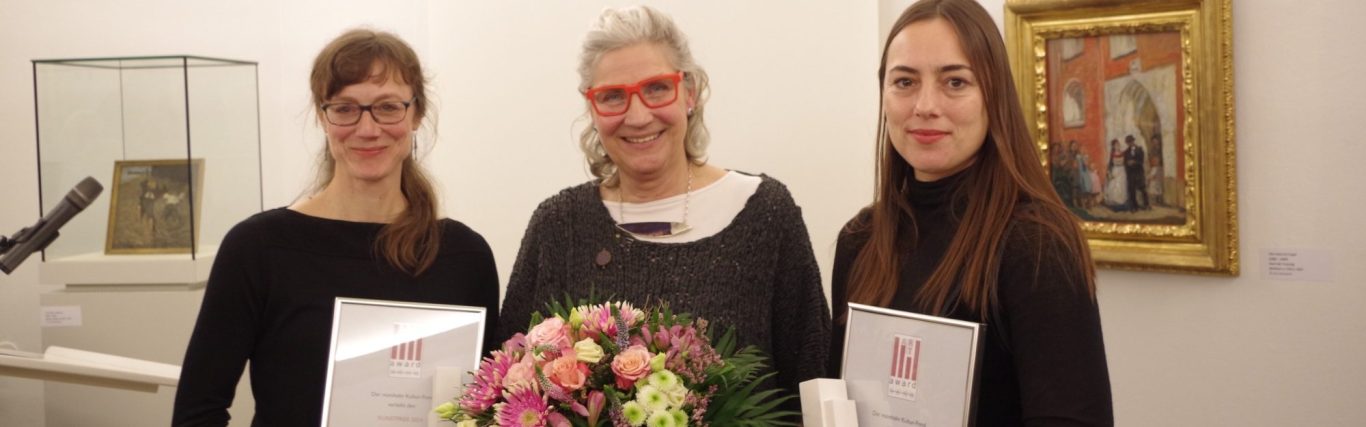 Peisverleihung - Anja Spitzer und Anna Eisermann durch Dr. Karin Tuxhorn