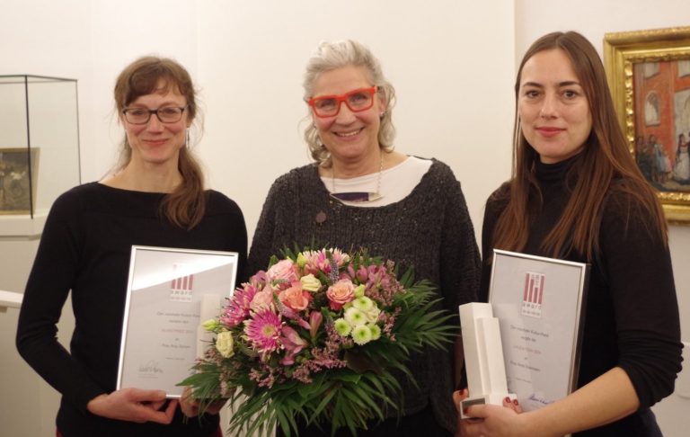 Peisverleihung - Anja Spitzer und Anna Eisermann durch Dr. Karin Tuxhorn