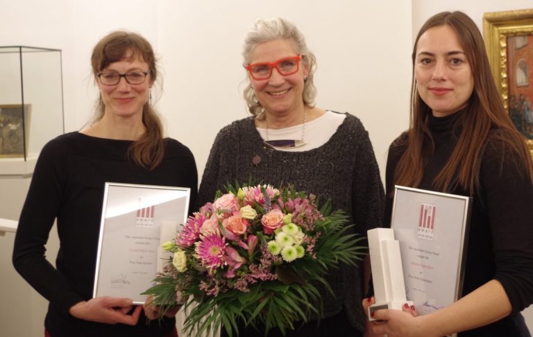 Peisverleihung - Anja Spitzer und Anna Eisermann durch Dr. Karin Tuxhorn